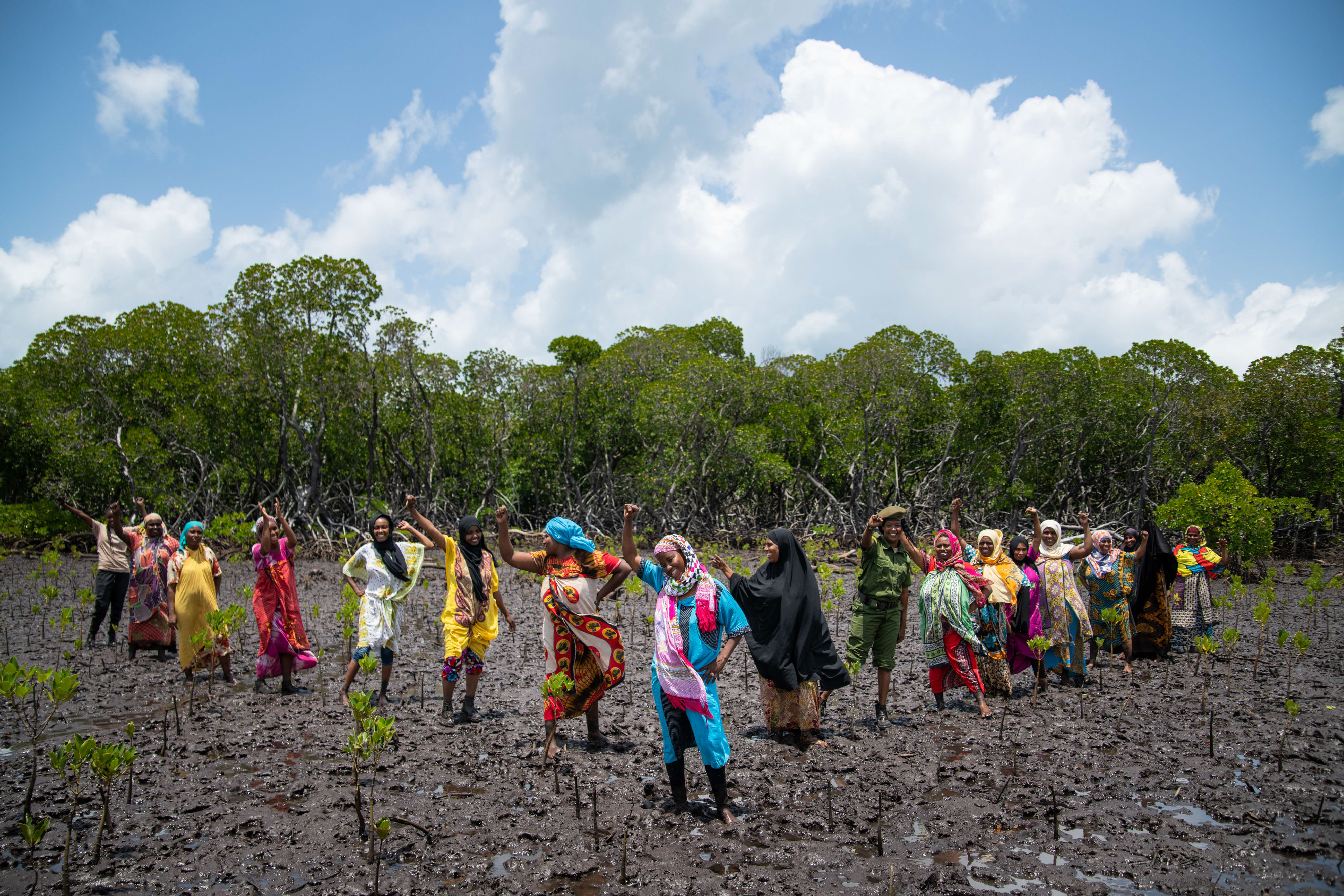 Mujeres sonrientes en un área de manglar